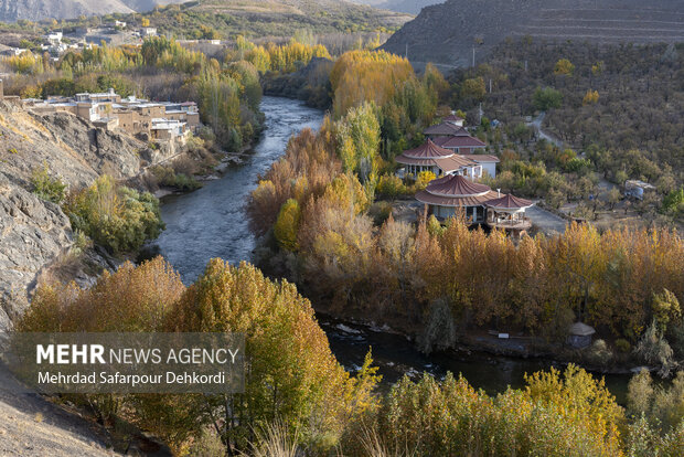 رودخانه زاینده‌رود، بزرگ‌ترین و پرآب‌ترین رودخانه فلات مرکزی ایران است. این رودخانه از کوه‌های زاگرس مرکزی، به‌ویژه زردکوه در استان چهارمحال و بختیاری، سرچشمه گرفته و در دشت مرکزی ایران به سمت شرق پیش می‌رود تا در نهایت به تالاب گاوخونی می‌ریزد.