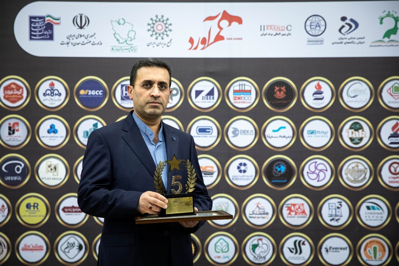 دریافت تندیس چهره نامی صنعت، معدن و اقتصاد مدیرعامل هلدینگ دکا ...