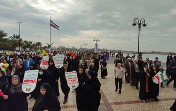 راهپیمایی ۲۲ بهمن در ساحل خلیج فارس آغاز شد/حضور گسترده بوشهری‌ها
