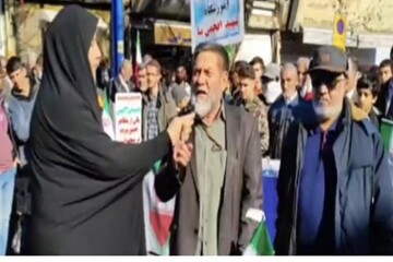 شعرخوانی پیرمرد ارومیه‌ای در حاشیه راهپیمایی ۲۲ بهمن