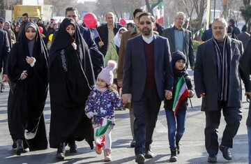 حضور استاندار آذربایجان شرقی به همراه خانواده خود در راهپیمایی