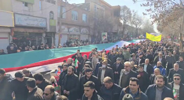 حمل پرچم ایران توسط راهپیمایان ۲۲ بهمن در خوی