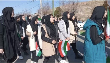 شرکت مردم روستای انذیره پیرانشهر در راهپیمایی ۲۲ بهمن