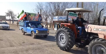 رژه تراکتورها در روستای طزرک به مناسبت ۲۲ بهمن