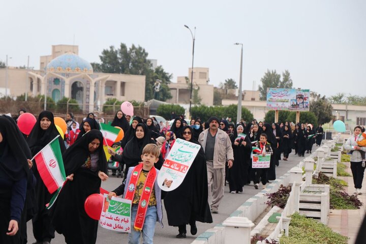 حضور پیرزن ۹۰ ساله طبسی در راهپیمایی ۲۲ بهمن به عشق ایران