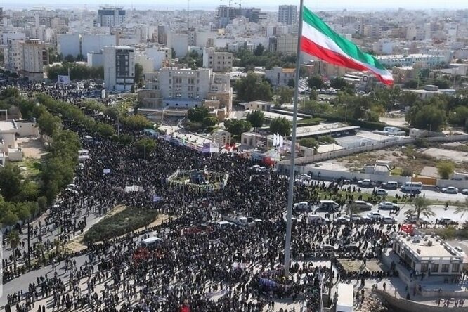 راهپیمایی ۲۲ بهمن در ساحل خلیج فارس آغاز شد/حضور گسترده بوشهری‌ها