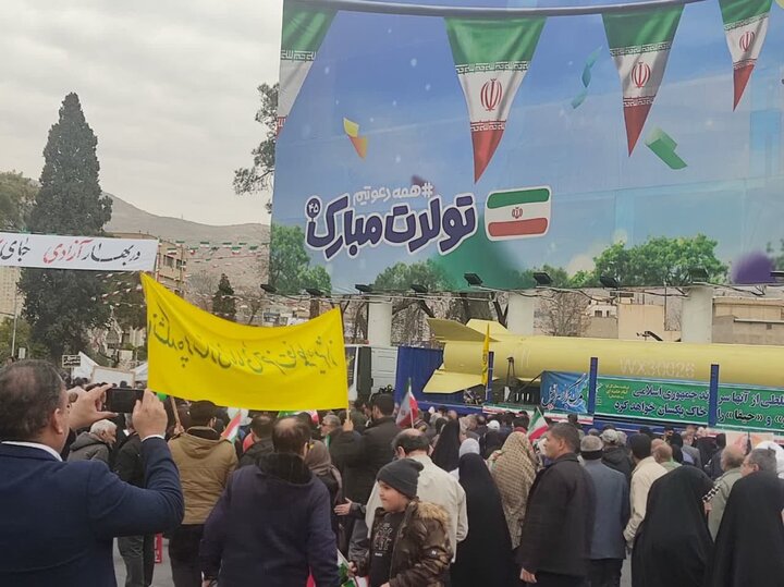 حضور با شکوه مردم شیراز در راهپیمایی ۲۲ بهمن 