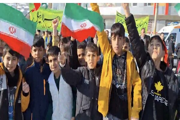 شور و شوق کودکان پیرانشهری در راهپیمایی ۲۲ بهمن ماه