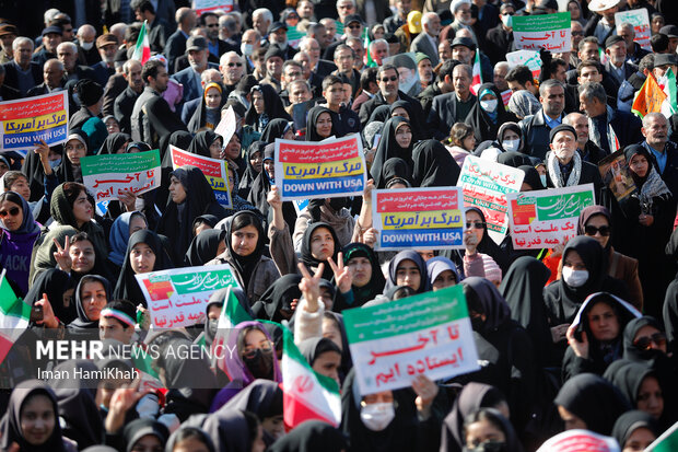 Hemedan halkı İslam Devrimi'nin 45. zafer yıldönümünü kutluyor