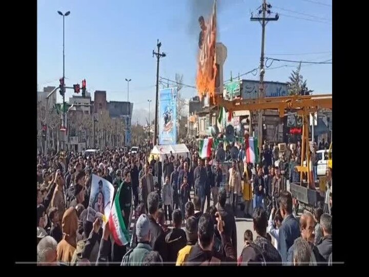 پرچم آمریکا و اسراییل به آتش کشیده شد پرچم آمریکا و اسراییل به آتش کشیده شد