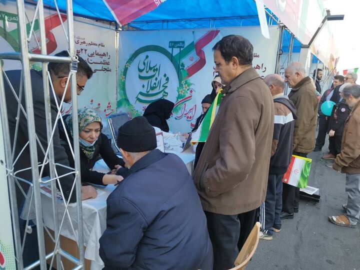 برپایی غرفههای سلامت در راهپیمایی ۲۲ بهمن