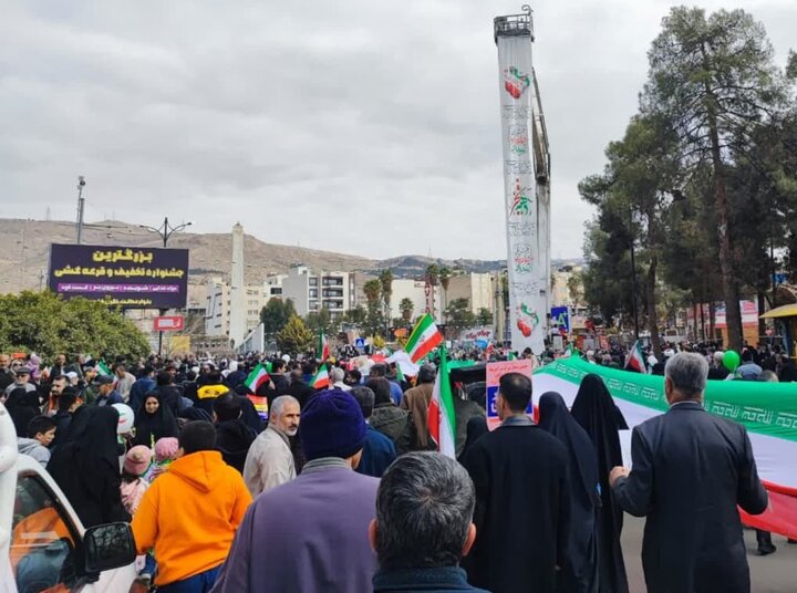 Şiraz halkı İslam Devrimi zaferini coşku ile kutladı Şiraz halkı İslam Devrimi zaferini coşku ile kutladı