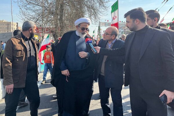 حضور مردم در راهپیمایی ٢٢ بهمن یعنی انقلاب بیدار است 