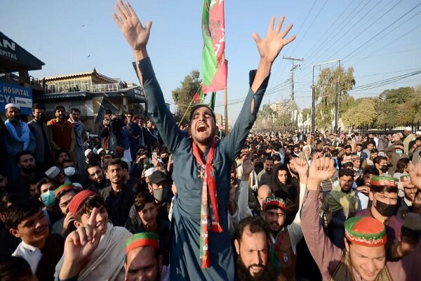 PTI-backed independents lead in Pakistan elections