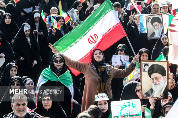 مراسم راهپیمایی چهل‌وپنجمین سالروز پیروزی شکوهمند انقلاب اسلامی ایران صبح امروز یکشنبه ۲۲ بهمن ۱۴۰۲ همزمان در تهران و سراسر کشور با حضور اقشار مختلف مردم برگزار شد.