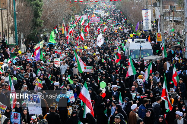 قمی ها در حمایت از عملیات غرورآفرین «وعده صادق» راهپیمایی می کنند