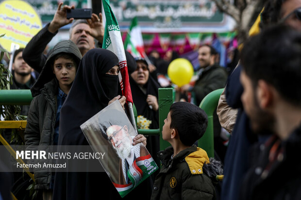 مراسم راهپیمایی چهل‌وپنجمین سالروز پیروزی شکوهمند انقلاب اسلامی ایران صبح امروز یکشنبه ۲۲ بهمن ۱۴۰۲ همزمان در تهران و سراسر کشور با حضور اقشار مختلف مردم برگزار شد