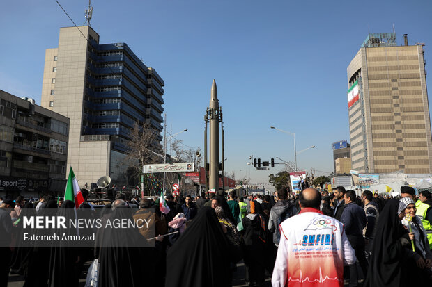 مراسم راهپیمایی چهل‌وپنجمین سالروز پیروزی شکوهمند انقلاب اسلامی ایران صبح امروز یکشنبه ۲۲ بهمن ۱۴۰۲ همزمان در تهران و سراسر کشور با حضور اقشار مختلف مردم برگزار شد