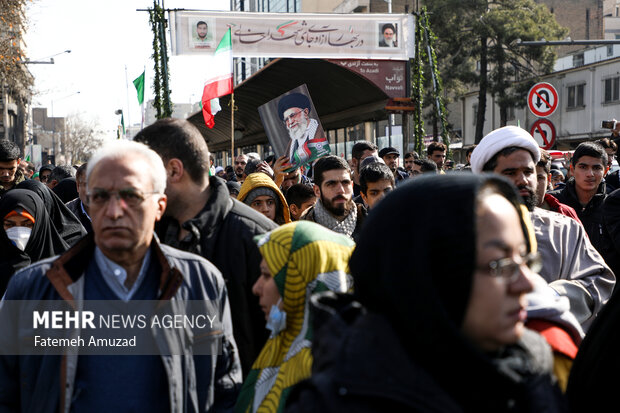 مراسم راهپیمایی چهل‌وپنجمین سالروز پیروزی شکوهمند انقلاب اسلامی ایران صبح امروز یکشنبه ۲۲ بهمن ۱۴۰۲ همزمان در تهران و سراسر کشور با حضور اقشار مختلف مردم برگزار شد