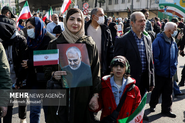 مراسم راهپیمایی چهل‌وپنجمین سالروز پیروزی شکوهمند انقلاب اسلامی ایران صبح امروز یکشنبه ۲۲ بهمن ۱۴۰۲ همزمان در تهران و سراسر کشور با حضور اقشار مختلف مردم برگزار شد