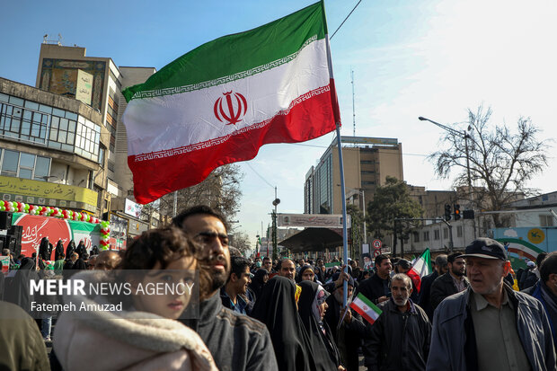 مراسم راهپیمایی چهل‌وپنجمین سالروز پیروزی شکوهمند انقلاب اسلامی ایران صبح امروز یکشنبه ۲۲ بهمن ۱۴۰۲ همزمان در تهران و سراسر کشور با حضور اقشار مختلف مردم برگزار شد