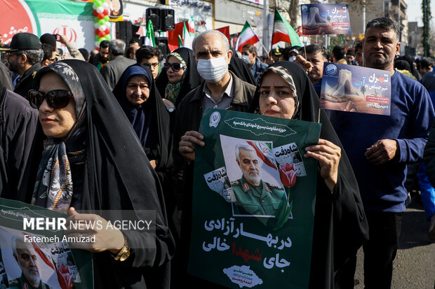 مراسم راهپیمایی چهل‌وپنجمین سالروز پیروزی شکوهمند انقلاب اسلامی ایران صبح امروز یکشنبه ۲۲ بهمن ۱۴۰۲ همزمان در تهران و سراسر کشور با حضور اقشار مختلف مردم برگزار شد