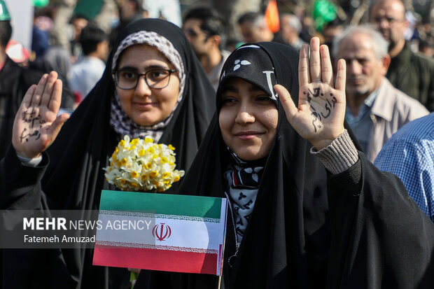 مراسم راهپیمایی چهل‌وپنجمین سالروز پیروزی شکوهمند انقلاب اسلامی ایران صبح امروز یکشنبه ۲۲ بهمن ۱۴۰۲ همزمان در تهران و سراسر کشور با حضور اقشار مختلف مردم برگزار شد