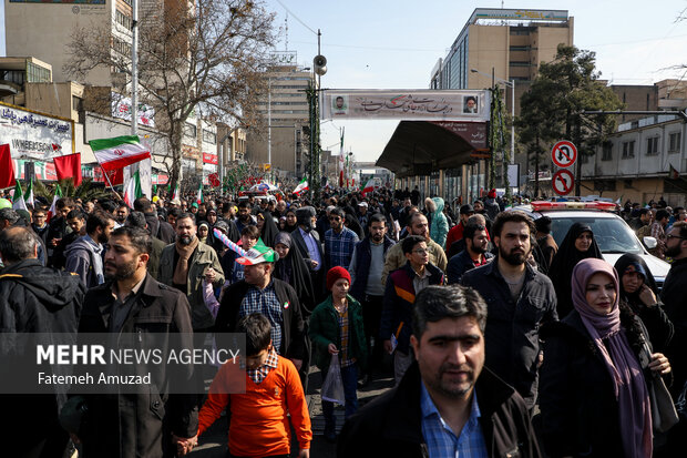 مراسم راهپیمایی چهل‌وپنجمین سالروز پیروزی شکوهمند انقلاب اسلامی ایران صبح امروز یکشنبه ۲۲ بهمن ۱۴۰۲ همزمان در تهران و سراسر کشور با حضور اقشار مختلف مردم برگزار شد