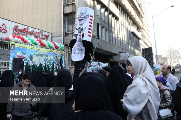 مراسم راهپیمایی چهل‌وپنجمین سالروز پیروزی شکوهمند انقلاب اسلامی ایران صبح امروز یکشنبه ۲۲ بهمن ۱۴۰۲ همزمان در تهران و سراسر کشور با حضور اقشار مختلف مردم برگزار شد