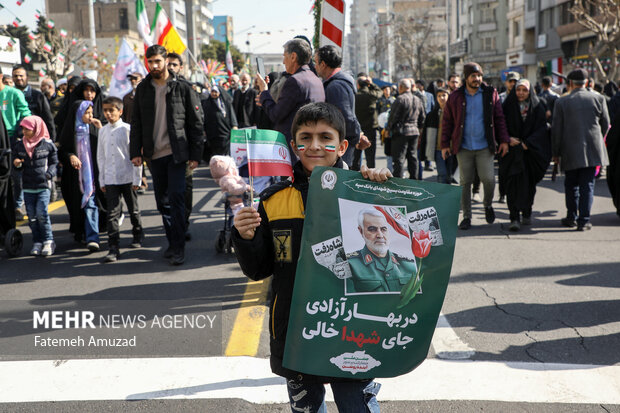 مراسم راهپیمایی چهل‌وپنجمین سالروز پیروزی شکوهمند انقلاب اسلامی ایران صبح امروز یکشنبه ۲۲ بهمن ۱۴۰۲ همزمان در تهران و سراسر کشور با حضور اقشار مختلف مردم برگزار شد