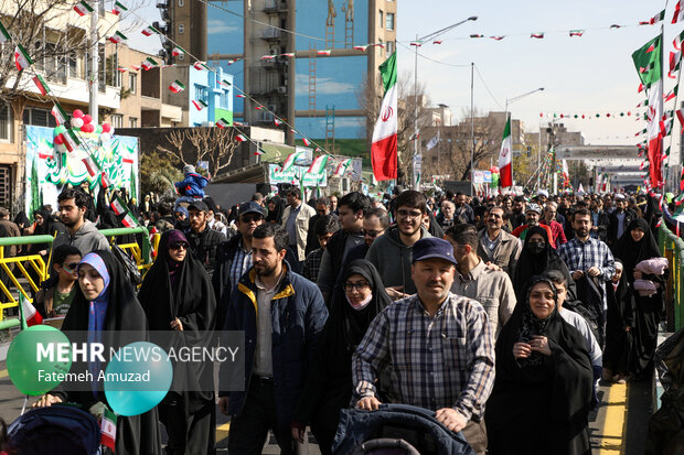 مراسم راهپیمایی چهل‌وپنجمین سالروز پیروزی شکوهمند انقلاب اسلامی ایران صبح امروز یکشنبه ۲۲ بهمن ۱۴۰۲ همزمان در تهران و سراسر کشور با حضور اقشار مختلف مردم برگزار شد