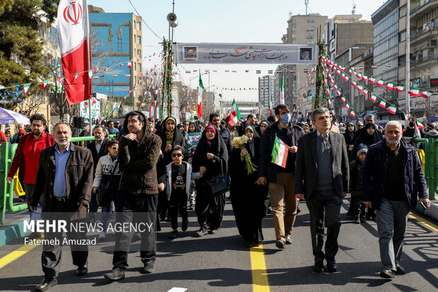 مراسم راهپیمایی چهل‌وپنجمین سالروز پیروزی شکوهمند انقلاب اسلامی ایران صبح امروز یکشنبه ۲۲ بهمن ۱۴۰۲ همزمان در تهران و سراسر کشور با حضور اقشار مختلف مردم برگزار شد