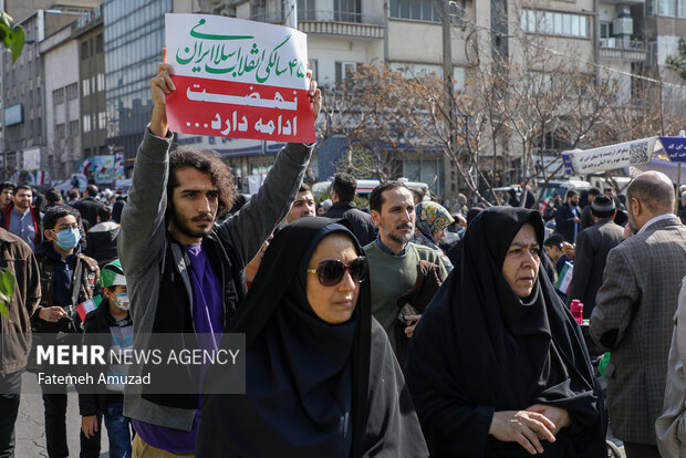 مراسم راهپیمایی چهل‌وپنجمین سالروز پیروزی شکوهمند انقلاب اسلامی ایران صبح امروز یکشنبه ۲۲ بهمن ۱۴۰۲ همزمان در تهران و سراسر کشور با حضور اقشار مختلف مردم برگزار شد