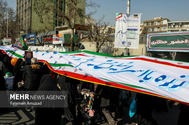 مراسم راهپیمایی چهل‌وپنجمین سالروز پیروزی شکوهمند انقلاب اسلامی ایران صبح امروز یکشنبه ۲۲ بهمن ۱۴۰۲ همزمان در تهران و سراسر کشور با حضور اقشار مختلف مردم برگزار شد