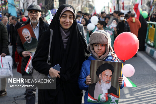 مراسم راهپیمایی چهل‌وپنجمین سالروز پیروزی شکوهمند انقلاب اسلامی ایران صبح امروز یکشنبه ۲۲ بهمن ۱۴۰۲ همزمان در تهران و سراسر کشور با حضور اقشار مختلف مردم برگزار شد