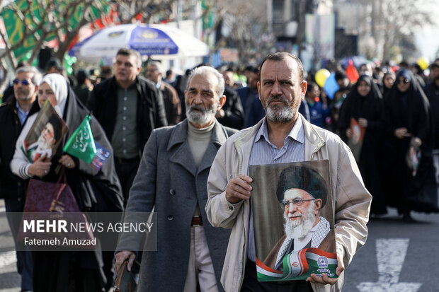 مراسم راهپیمایی چهل‌وپنجمین سالروز پیروزی شکوهمند انقلاب اسلامی ایران صبح امروز یکشنبه ۲۲ بهمن ۱۴۰۲ همزمان در تهران و سراسر کشور با حضور اقشار مختلف مردم برگزار شد