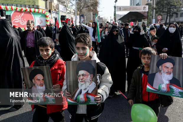 مراسم راهپیمایی چهل‌وپنجمین سالروز پیروزی شکوهمند انقلاب اسلامی ایران صبح امروز یکشنبه ۲۲ بهمن ۱۴۰۲ همزمان در تهران و سراسر کشور با حضور اقشار مختلف مردم برگزار شد