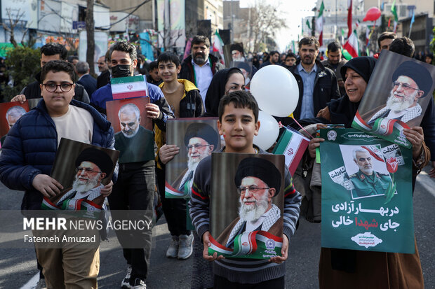 مراسم راهپیمایی چهل‌وپنجمین سالروز پیروزی شکوهمند انقلاب اسلامی ایران صبح امروز یکشنبه ۲۲ بهمن ۱۴۰۲ همزمان در تهران و سراسر کشور با حضور اقشار مختلف مردم برگزار شد