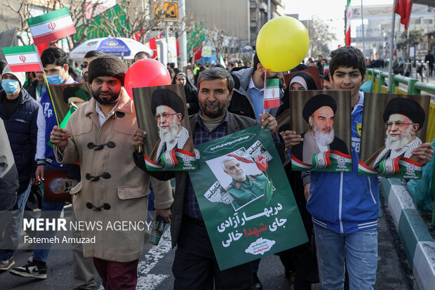 مراسم راهپیمایی چهل‌وپنجمین سالروز پیروزی شکوهمند انقلاب اسلامی ایران صبح امروز یکشنبه ۲۲ بهمن ۱۴۰۲ همزمان در تهران و سراسر کشور با حضور اقشار مختلف مردم برگزار شد