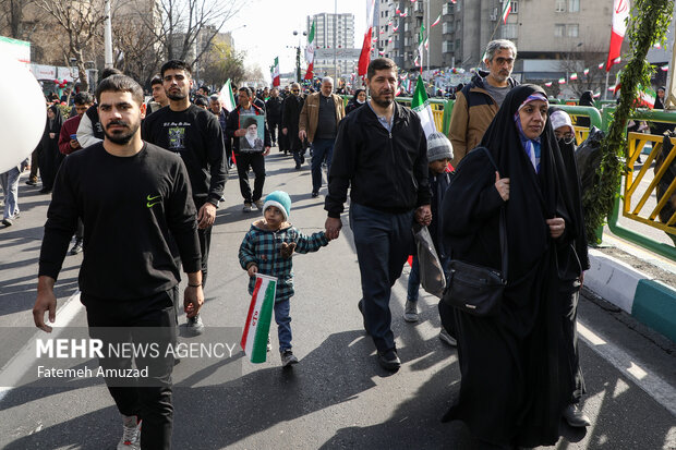 مراسم راهپیمایی چهل‌وپنجمین سالروز پیروزی شکوهمند انقلاب اسلامی ایران صبح امروز یکشنبه ۲۲ بهمن ۱۴۰۲ همزمان در تهران و سراسر کشور با حضور اقشار مختلف مردم برگزار شد