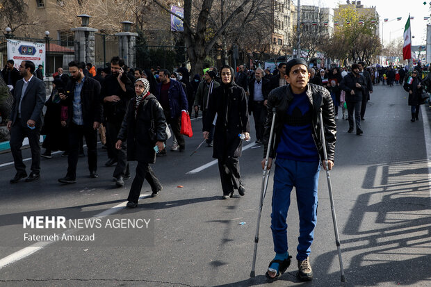 مراسم راهپیمایی چهل‌وپنجمین سالروز پیروزی شکوهمند انقلاب اسلامی ایران صبح امروز یکشنبه ۲۲ بهمن ۱۴۰۲ همزمان در تهران و سراسر کشور با حضور اقشار مختلف مردم برگزار شد