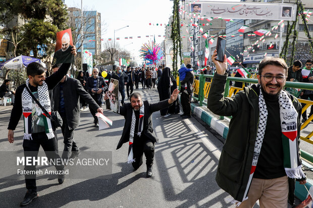 مراسم راهپیمایی چهل‌وپنجمین سالروز پیروزی شکوهمند انقلاب اسلامی ایران صبح امروز یکشنبه ۲۲ بهمن ۱۴۰۲ همزمان در تهران و سراسر کشور با حضور اقشار مختلف مردم برگزار شد