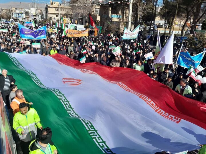 حضور مردم روستای زرامین سفلی نهاوند در راهپیمای ۲۲ بهمن 