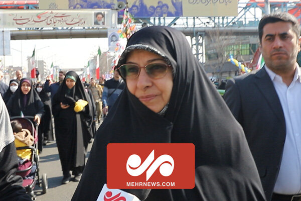 مردم با همه مشکلات و تحریمها پای انقلاب ایستادهاند مردم با همه مشکلات و تحریمها پای انقلاب ایستادهاند
