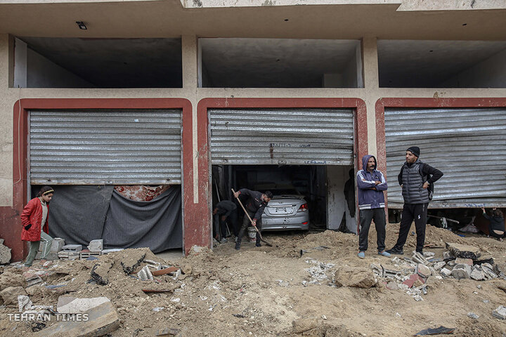 Israel bombs homes in central Gaza, killing several families