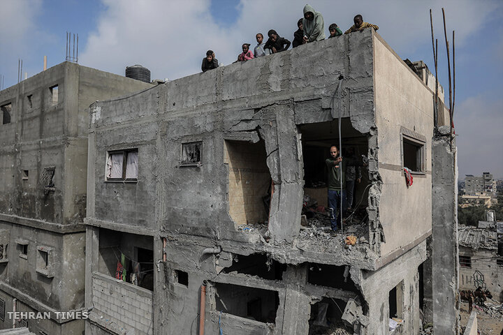 Israel bombs homes in central Gaza, killing several families