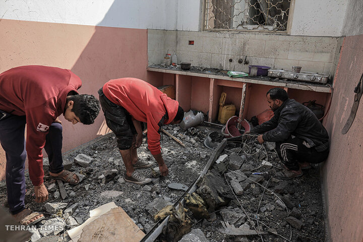 Israel bombs homes in central Gaza, killing several families