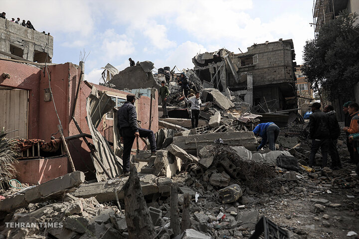 Israel bombs homes in central Gaza, killing several families