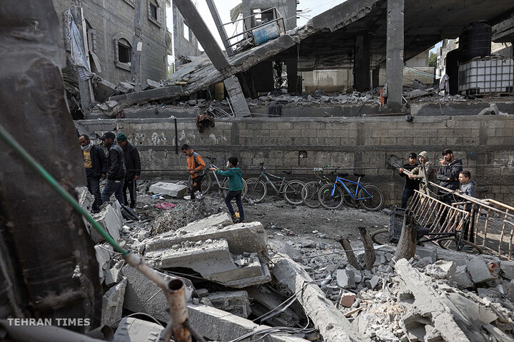 Israel bombs homes in central Gaza, killing several families