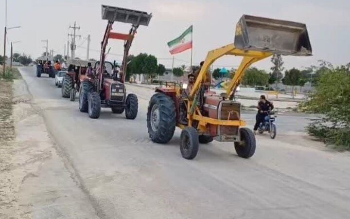 رژه تراکتورها به مناسبت ۲۲ بهمن در روستای بحیری شهرستان دشتی